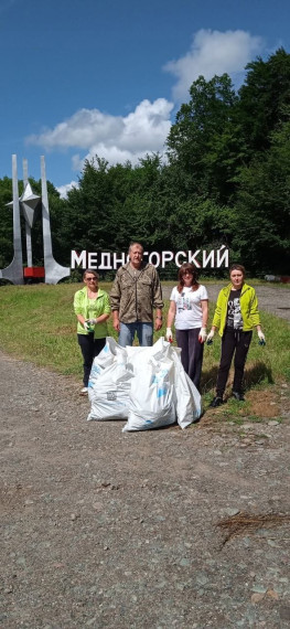 4 июля работники администрации Медногорского городского поселения очистили от отходов прилегающую территорию к стеле посёлка Медногорский. 4 июля работники администрации Медногорского городского поселения очистили от отходов прилегающую территорию к стеле посёлка Медногорский.